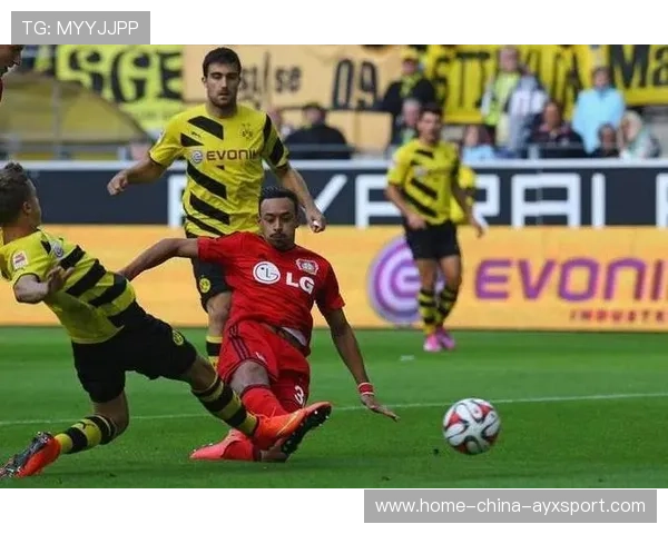 多特蒙德阵地渗透频繁,边路互换创造机会